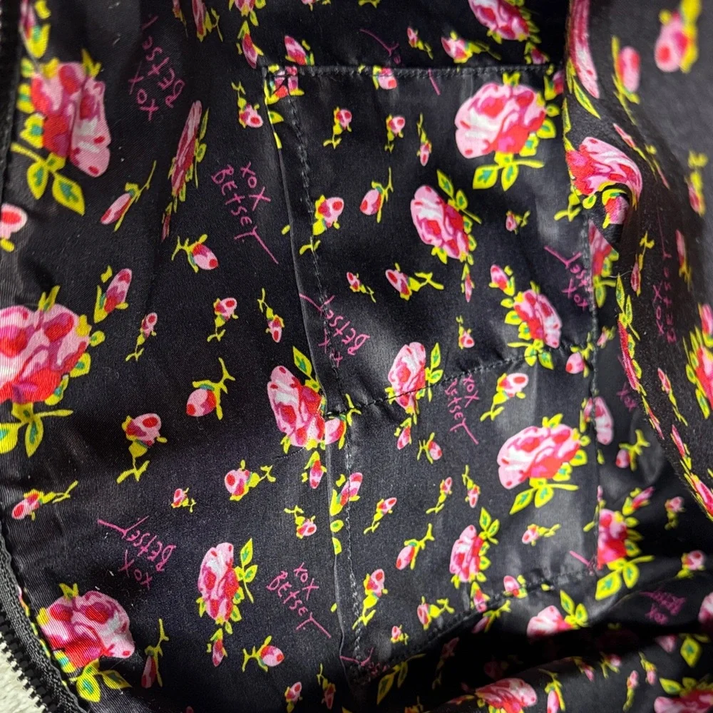 Betsey Johnson skull and heart weekender - Picture 7 of 7